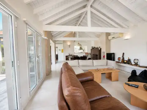 Casa 5 ambientes con 3 baños
