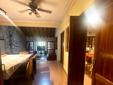 HERMOSA CASA EN 3 PLANTAS CON JARDIN PILETA CLIMATIZADA Y COCHERA PARA DOS AUTOS EN EL CORAZON DE VI