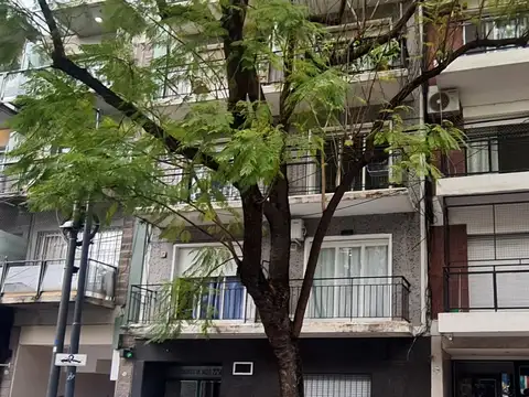 Pacheco de Melo al 2700 y Austria, Recoleta casi Palermo. Piso 7. Al frente con Balcón. Ambiente grande con dormitorio mediano al contrafrente. 46,5 m2 totales. 45 m2 cubiertos. Muy luminoso. Reciclado. Conexión lavarropas