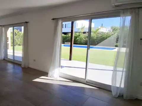 Casa en Alquiler con 2 cocheras