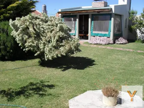 Casa 6 ambientes con 2 baños