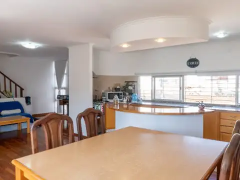 CASA EN VENTA. 4 HABITACIONES. PILETA. 2 COCHERAS.