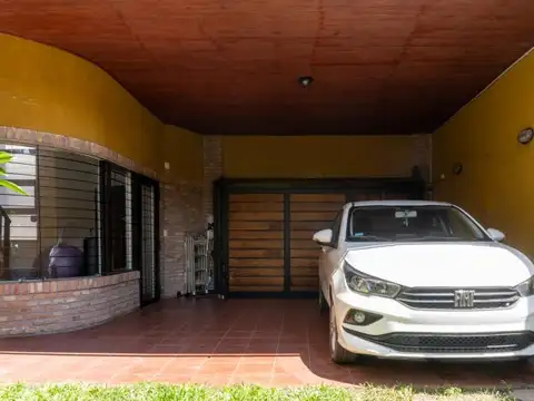 CASA EN VENTA. 3 HABITACIONES. PILETA. 2 COCHERAS.