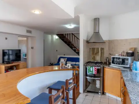 CASA EN VENTA. 4 HABITACIONES. PILETA. 2 COCHERAS.