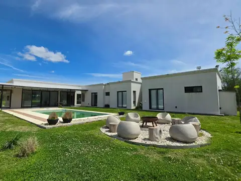 Casa 4 ambientes con 3 baños