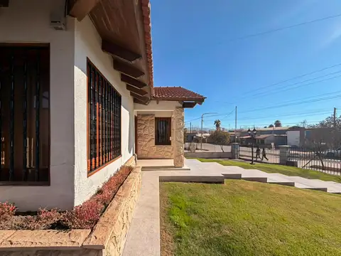 Casa en Venta con 4 cocheras