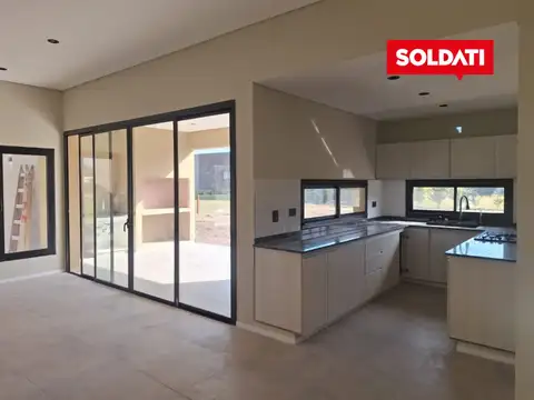 Casa 4 ambientes con 2 baños