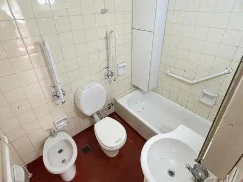 Departamento de 2 amb al frente con balcón.