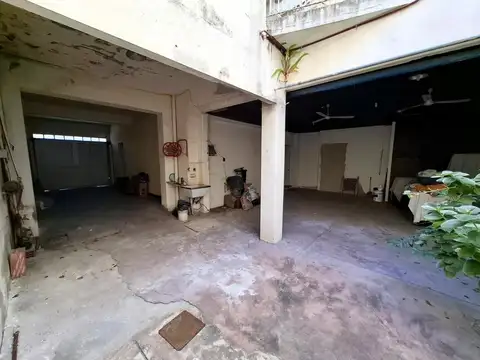 LOCAL (30 m2) + CASA DE 4 AMB. + GARAJE + TERRAZA