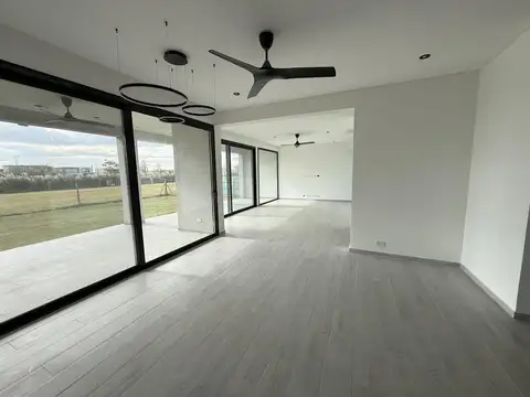 Casa 7 ambientes con 3 baños
