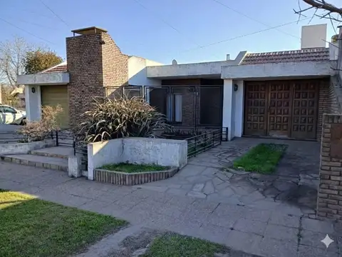 Impecable Casa de 2 Dormitorios con Amplio Jardín - Carmen del Sauce