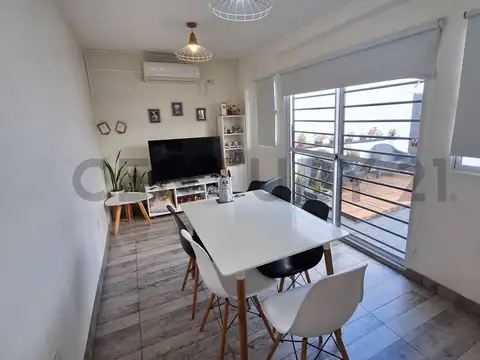 Venta de Casa 4 ambientes (tipo PH) con Patio y Terraza, Apto Crédito en Banfield, Lomas de Zamora.