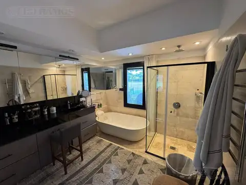 Casa en Alquiler con 2 cocheras