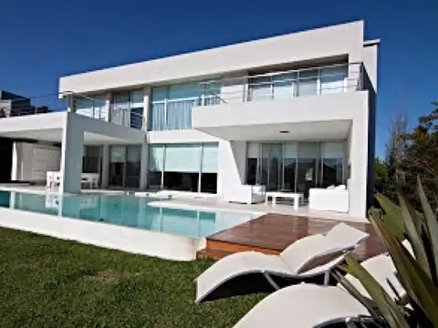 Casa en Alquiler con 2 cocheras