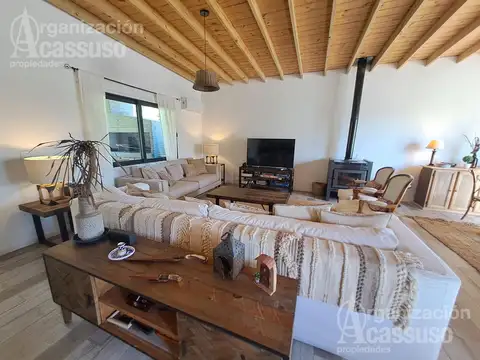 Casa 4 ambientes con 2 baños