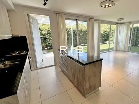 Luminoso 3 ambientes en PB con galería y jardín