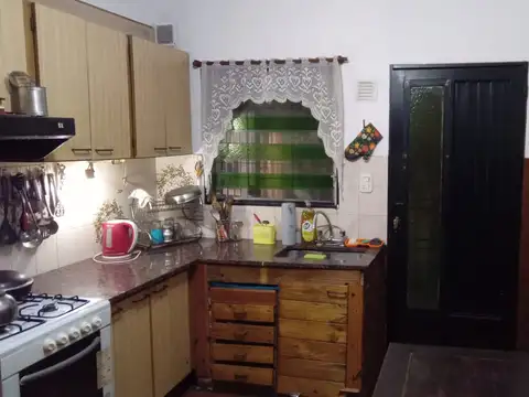 Casa 4 ambientes con 2 baños