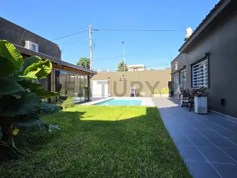 VENTA | Casa 5 Ambientes con Parque Pileta y Quincho 2 Cocheras en Villa Sarmiento