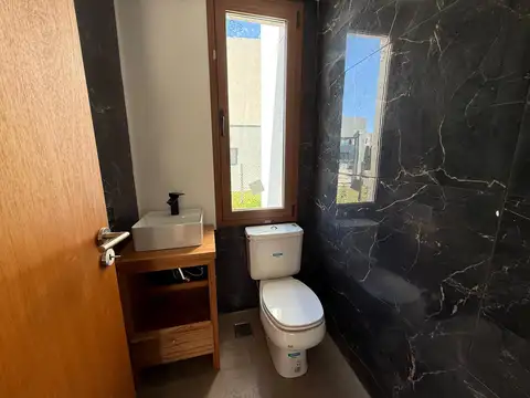 Casa 4 ambientes con 2 baños