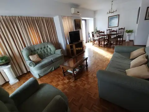 3 ambientes de categoría en piso alto. Cochera fija cubierta. Edificio con seguridad y amenities