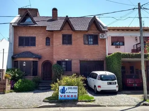 CHALET DE 5 AMB CON JARDIN Y COCHERA PASANTE .