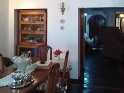 CHALET DE 5 AMB CON JARDIN Y COCHERA PASANTE .