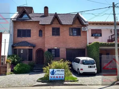 CHALET DE 5 AMB CON JARDIN Y COCHERA PASANTE .