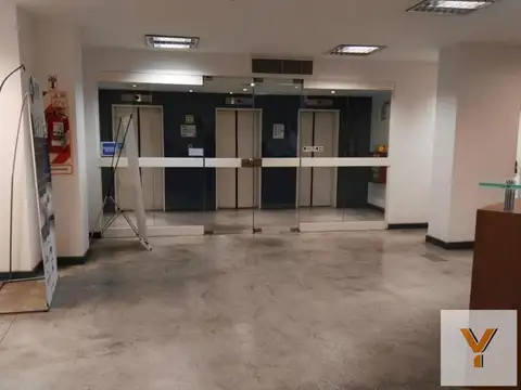 Oficina 14 ambientes con 3 baños