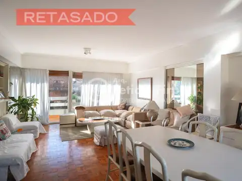 Excelente departamento con cochera, en dos plantas con balcones y terraza.