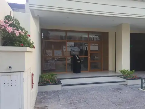 Cochera en alquiler en edificio, fija, techada
