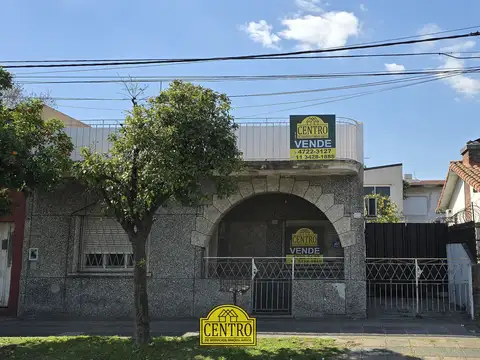 Importante ubicacion, casa 3 ambientes, excelente jardin, hermoso espacio verde, cochera