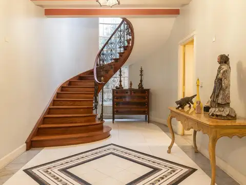 Casa en Alquiler con 4 cocheras