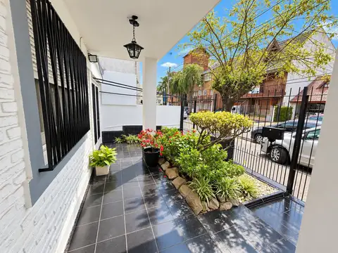 Casa sobre terreno propio - 4 amb, cochera patio y terraza a 150m del Sanatorio de la Trinidad
