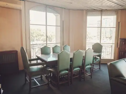 Oficina apto profesional en esquina Av. de Mayo y Bernardo de Irigoyen super luminosa!