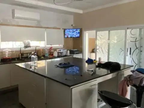 Casa en Venta con 3 cocheras