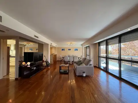 VENTA: Departamento de 3/4 dormitorios con cochera y balcón aterrazado. Vista despejada a Bv. Oroño.