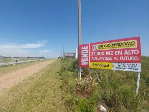 Amplio frente en altura sobre Ruta 1.