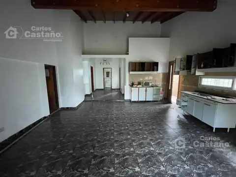 Casa 1 Planta, 5 Amb. con Cochera Para 2 Autos, Jardín, Terraza (Ideal Para Mejorar)