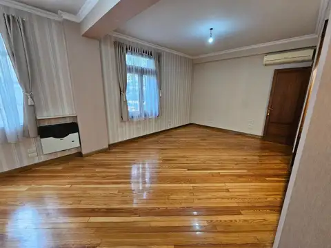 RETASADO!Semipiso de 3 ambientes al frente en edif categoría