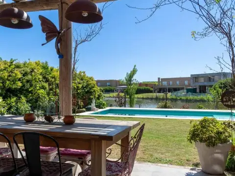 Casa 5 ambientes con 4 baños