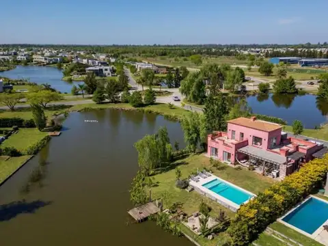 Casa en Venta con 4 cocheras