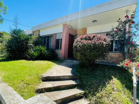 Casa 3 Dormitorios en Alquiler Buceo amplio jardin