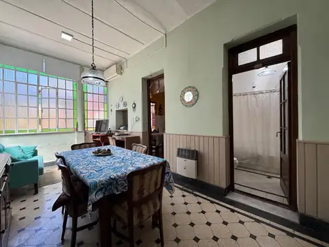 Venta - Casa de dos dormitorios, jardín, patios, terraza y quincho en La Tablada, Rosario