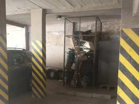 Cochera privada con baulera en Parque Patricios