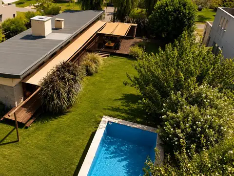 Casa 4 ambientes con 2 baños