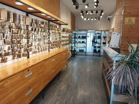 LOCAL COMERCIAL 50 M2 SOBRE AV TRIUNVIRATO Y JURAMENTO