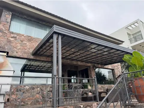 Venta casa de categoría premium villa carlos paz vista al lago