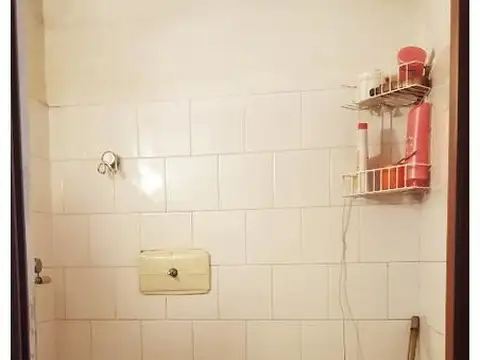 1ª Piso x escalera.2ambientes con dos entrepisos.Paga expensas.