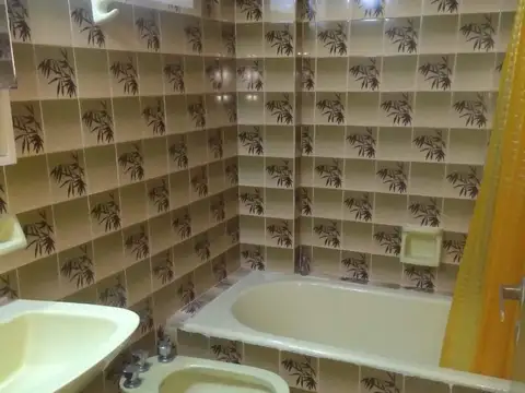 DEPARTAMENTO DE 2 AMBIENTES CON PATIO , INMEJORABLE UBICACION
