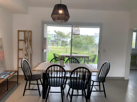 Casa 4 ambientes con 2 baños